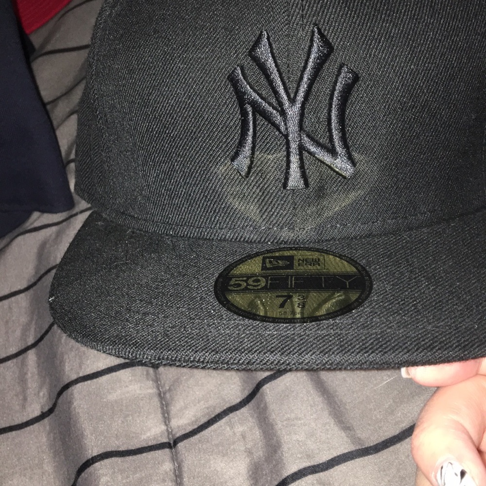 Black New York Yankees hat 7 3/8